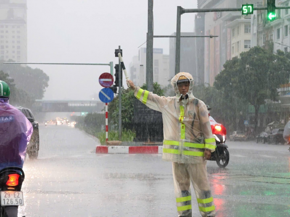 Mưa lớn kéo dài gây ngập úng, CSGT dầm mình dưới mưa điều tiết giao thông Mưa lớn kéo dài gây ngập úng, CSGT dầm mình dưới mưa điều tiết giao thông