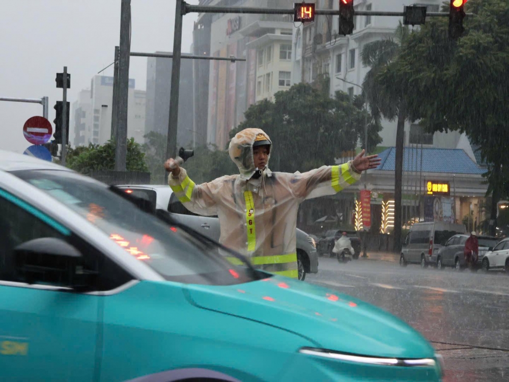 Mưa lớn kéo dài gây ngập úng, CSGT dầm mình dưới mưa điều tiết giao thông Mưa lớn kéo dài gây ngập úng, CSGT dầm mình dưới mưa điều tiết giao thông