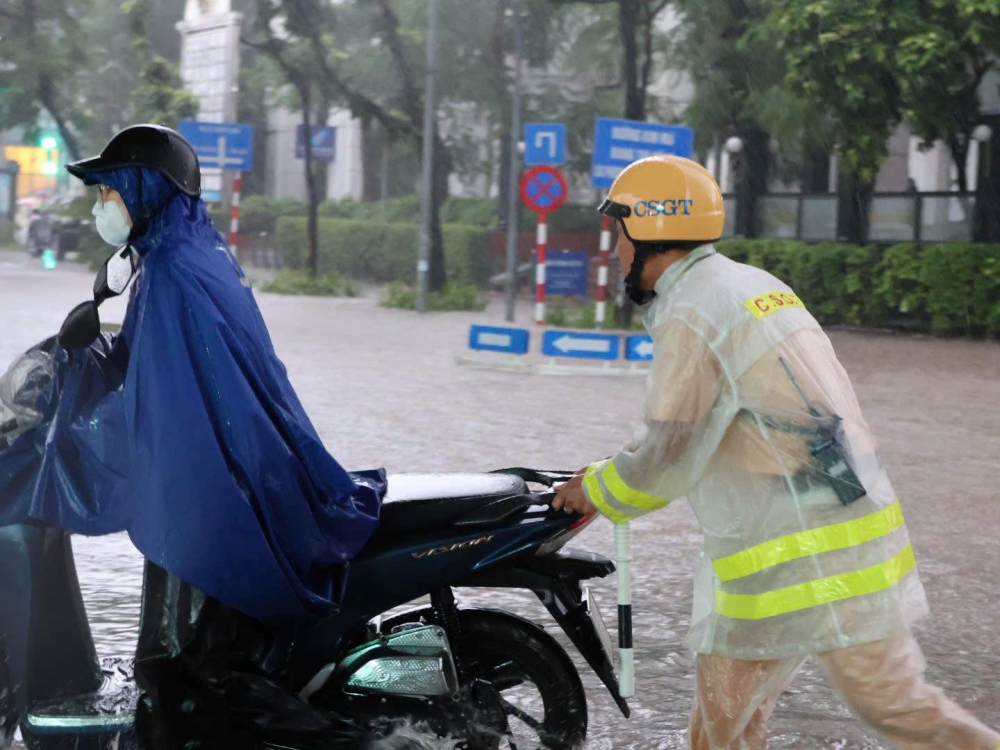 Mưa lớn kéo dài gây ngập úng, CSGT dầm mình dưới mưa điều tiết giao thông Mưa lớn kéo dài gây ngập úng, CSGT dầm mình dưới mưa điều tiết giao thông