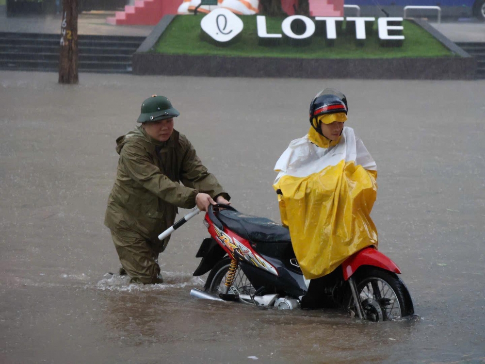 Mưa lớn kéo dài gây ngập úng, CSGT dầm mình dưới mưa điều tiết giao thông Mưa lớn kéo dài gây ngập úng, CSGT dầm mình dưới mưa điều tiết giao thông