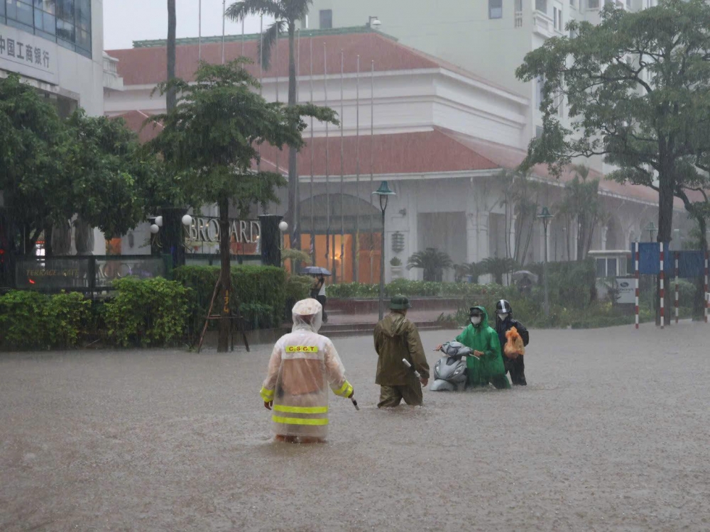 Mưa lớn kéo dài gây ngập úng, CSGT dầm mình dưới mưa điều tiết giao thông Mưa lớn kéo dài gây ngập úng, CSGT dầm mình dưới mưa điều tiết giao thông