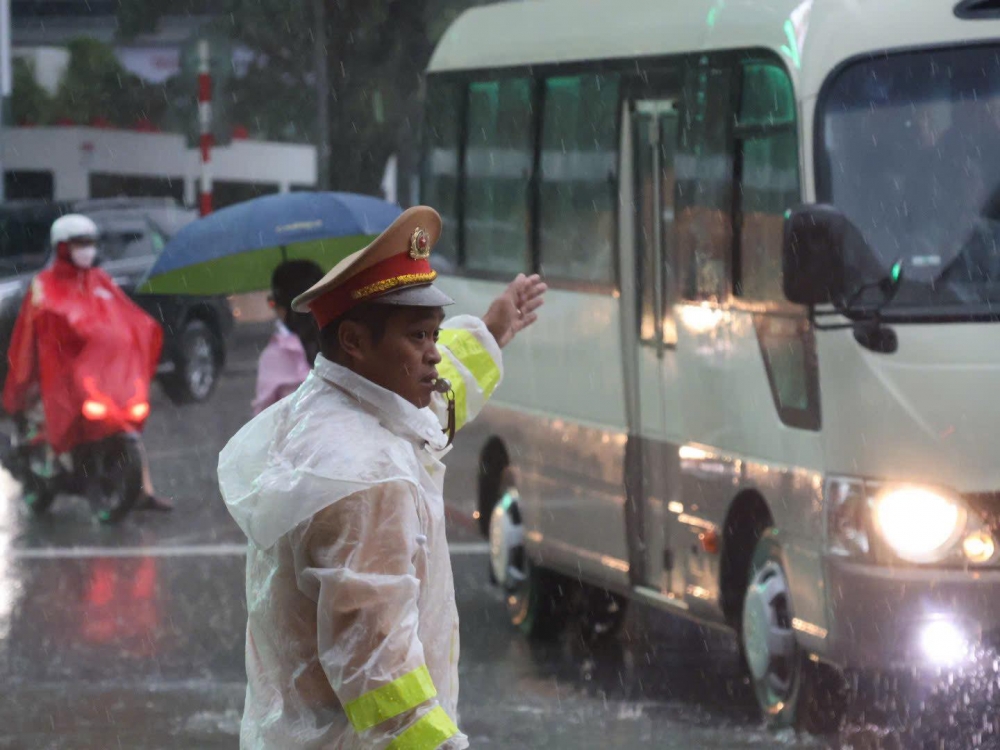 Mưa lớn kéo dài gây ngập úng, CSGT dầm mình dưới mưa điều tiết giao thông Mưa lớn kéo dài gây ngập úng, CSGT dầm mình dưới mưa điều tiết giao thông