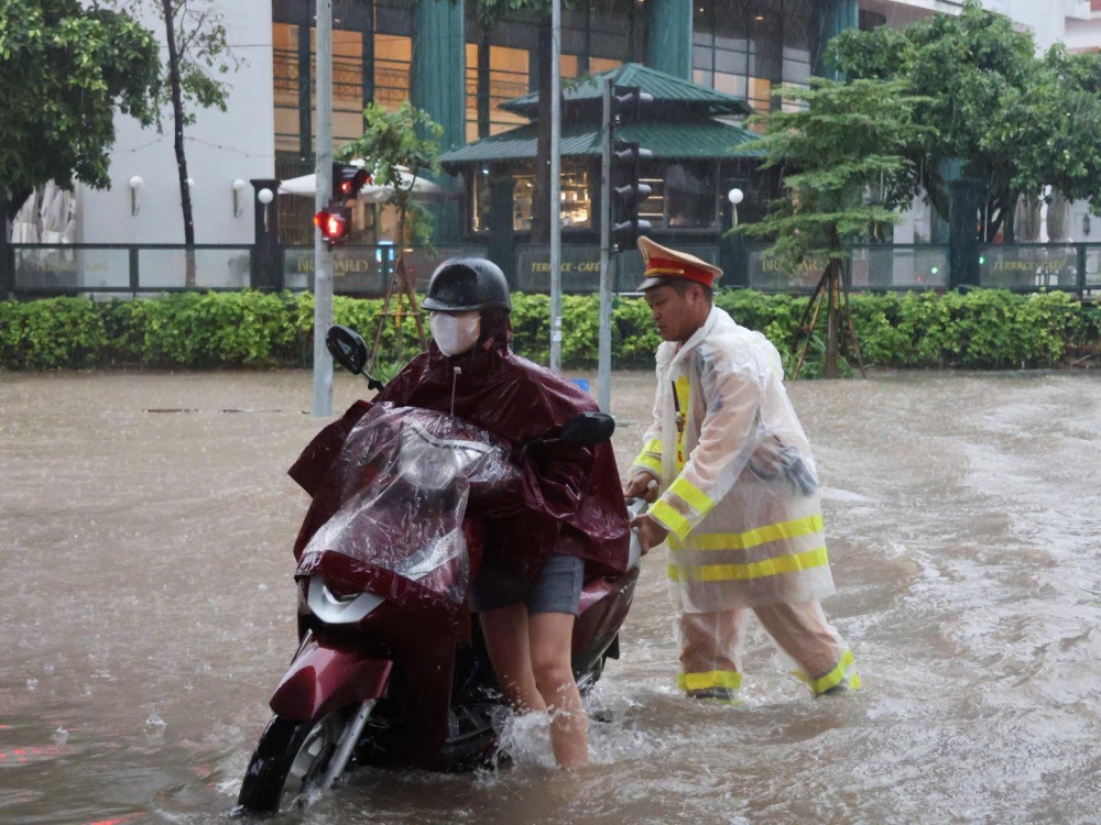Mưa lớn kéo dài gây ngập úng, CSGT dầm mình dưới mưa điều tiết giao thông Mưa lớn kéo dài gây ngập úng, CSGT dầm mình dưới mưa điều tiết giao thông