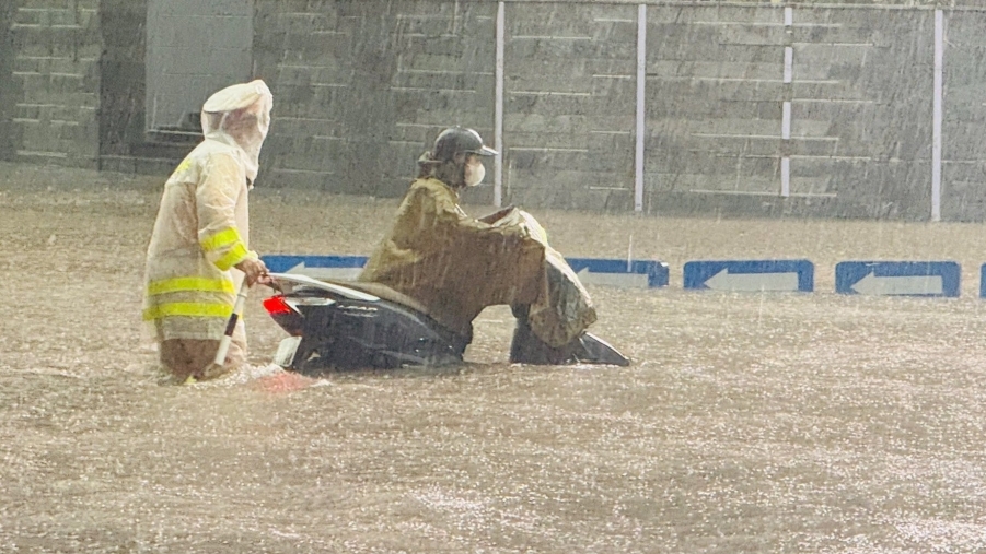 Mưa lớn kéo dài gây ngập úng, CSGT dầm mình dưới mưa điều tiết giao thông