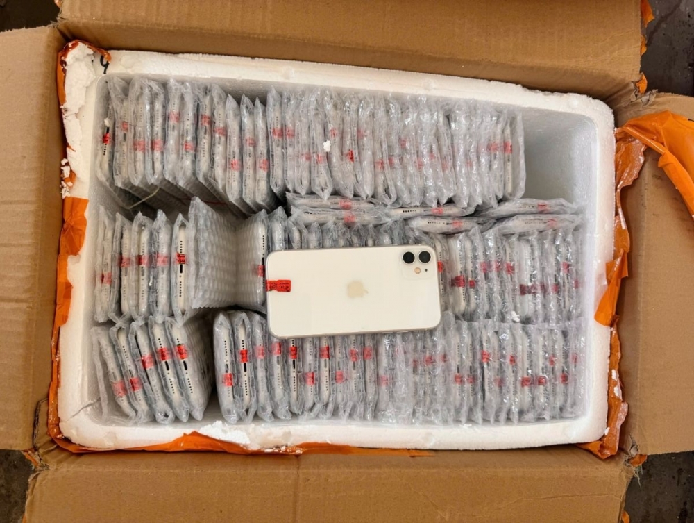 Hàng nghìn chiếc điện thoại nhập lậu được khai báo là lưới đánh cá, quần áo