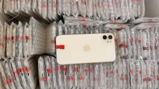 Hàng nghìn chiếc điện thoại nhập lậu được khai báo là lưới đánh cá, quần áo