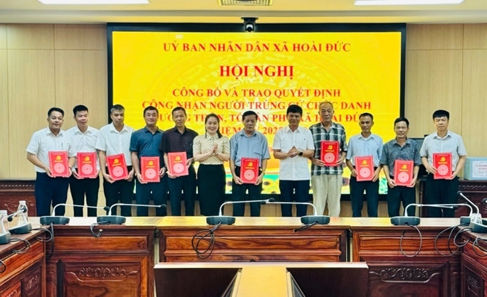 Công bố người trúng cử trưởng thôn, tổ trưởng tổ dân phố ở xã Hoài Đức Công bố người trúng cử trưởng thôn, tổ trưởng tổ dân phố ở xã Hoài Đức