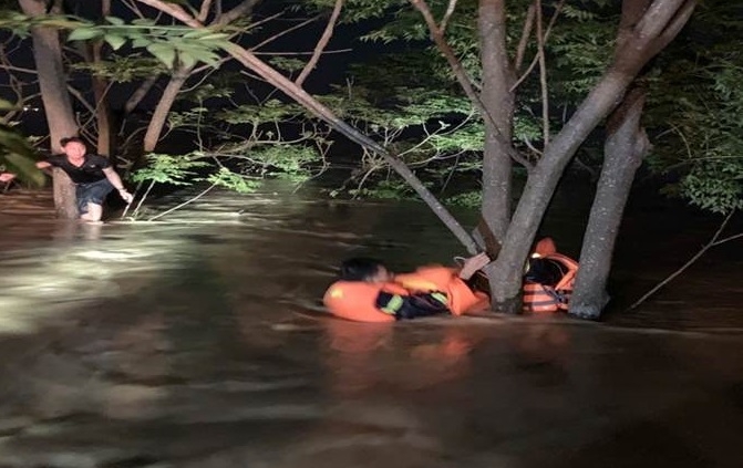 Hà Nội: Cứu người đàn ông bị lật thuyền khi tham gia hỗ trợ người dân ngập lụt