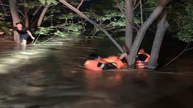 Hà Nội: Cứu người đàn ông bị lật thuyền khi tham gia hỗ trợ người dân ngập lụt