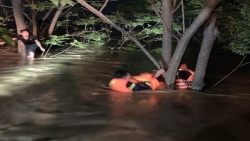 Hà Nội: Cứu người đàn ông bị lật thuyền khi tham gia hỗ trợ người dân ngập lụt