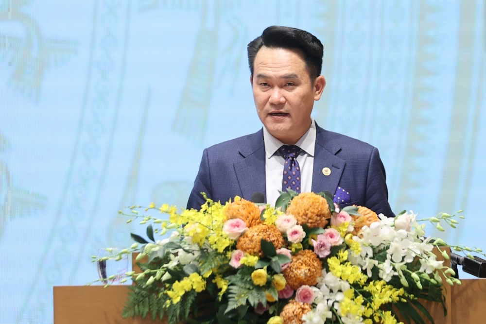 Một doanh nhân trẻ dìu dắt hai doanh nhân mới