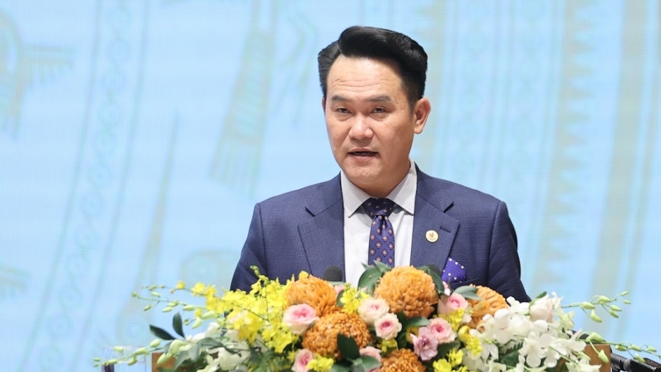 Một doanh nhân trẻ dìu dắt hai doanh nhân mới