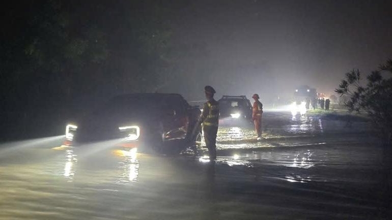 Người dân chú ý: Quốc lộ 3 và cao tốc Hà Nội - Thái Nguyên đang ngập sâu