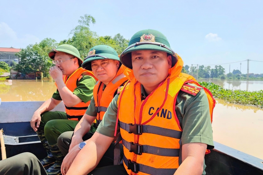 Lãnh đạo CATP Hà Nội đến rốn lũ chỉ đạo công tác hỗ trợ người dân