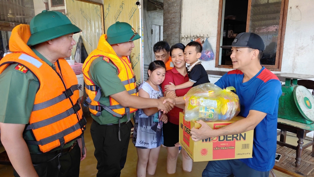 Lãnh đạo CATP Hà Nội đến rốn lũ chỉ đạo công tác hỗ trợ người dân