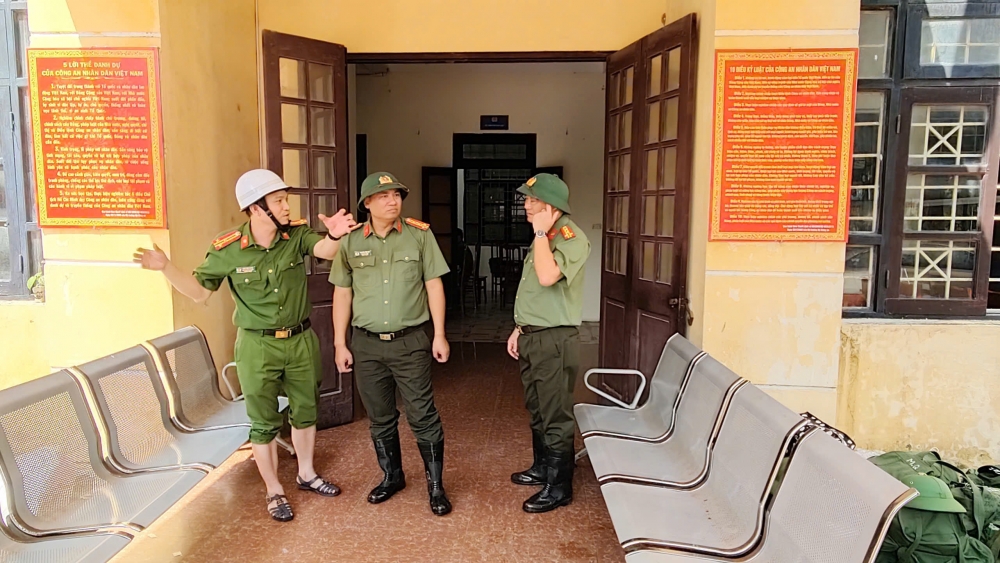 Lãnh đạo CATP Hà Nội đến rốn lũ chỉ đạo công tác hỗ trợ người dân