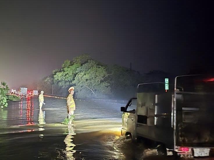 Hà Nội: Lũ sông Cầu lên nhanh, CSGT xuyên đêm làm 