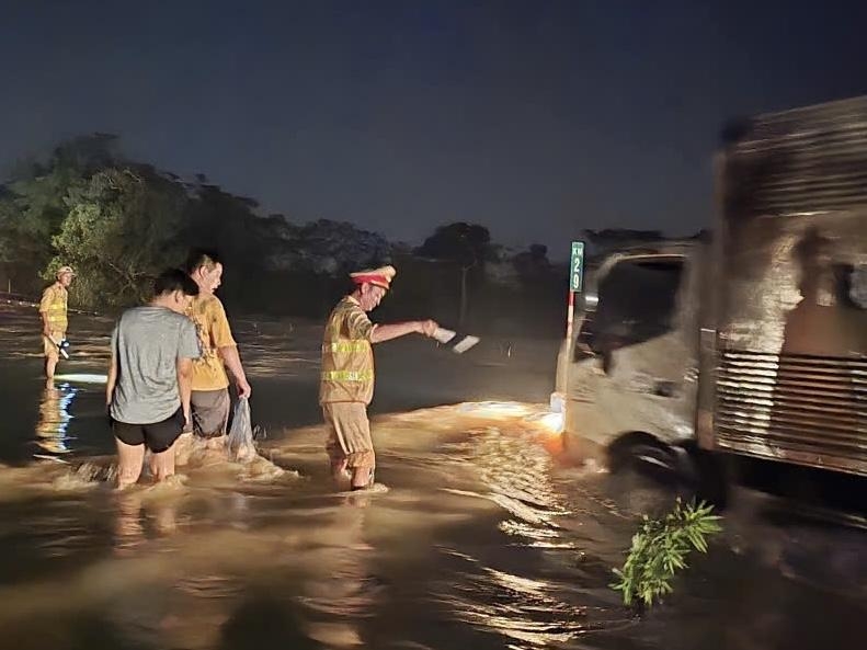 Hà Nội: Lũ sông Cầu lên nhanh, CSGT xuyên đêm làm 