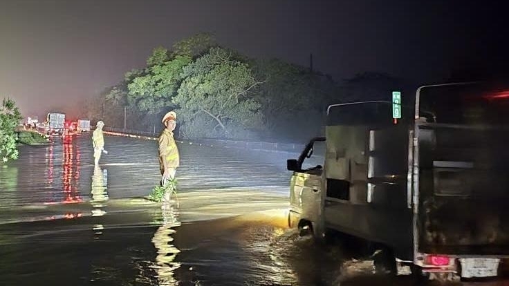 Hà Nội: Lũ sông Cầu lên nhanh, CSGT xuyên đêm làm "cọc tiêu sống" trên cao tốc