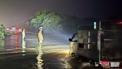 ha noi lu song cau len nhanh csgt xuyen dem lam coc tieu song tren cao toc