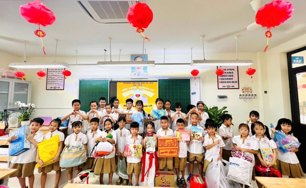 Cô trò Trường Tiểu học Bắc Từ Liêm gửi yêu thương với đồng bào vùng lũ