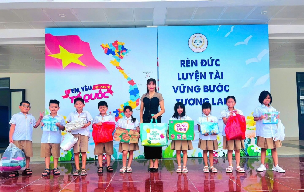 Cô trò Trường Tiểu học Bắc Từ Liêm gửi yêu thương với đồng bào vùng lũ