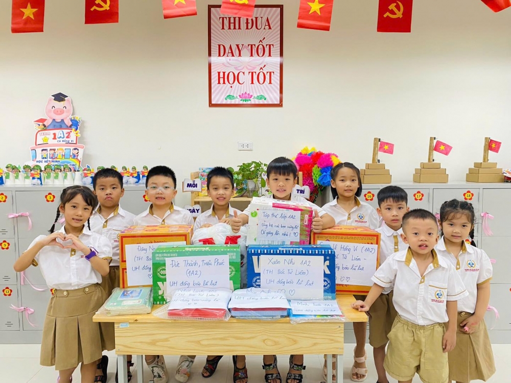 Cô trò Trường Tiểu học Bắc Từ Liêm gửi yêu thương với đồng bào vùng lũ