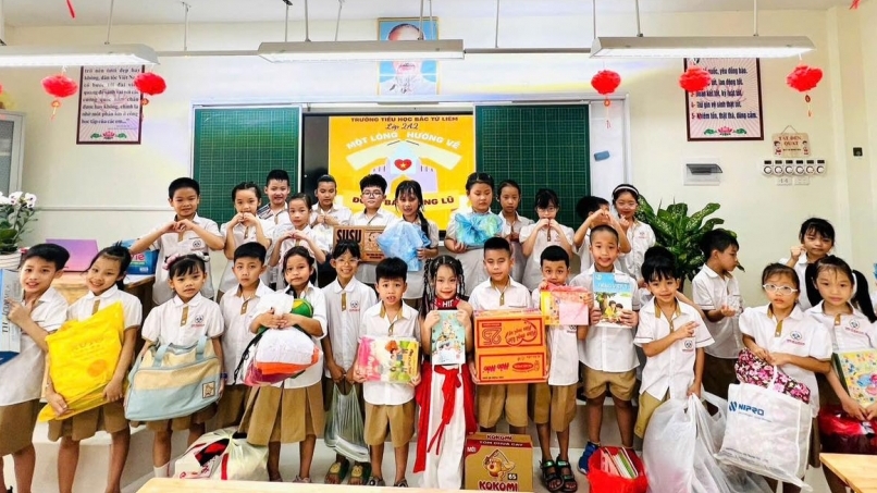 Cô trò Trường Tiểu học Bắc Từ Liêm gửi yêu thương với đồng bào vùng lũ