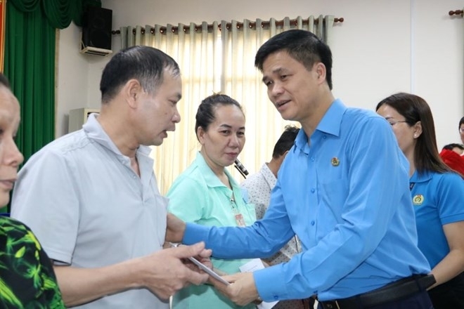 Công đoàn hỗ trợ người lao động khó khăn 1,3 triệu đồng dịp Tết Bính Ngọ