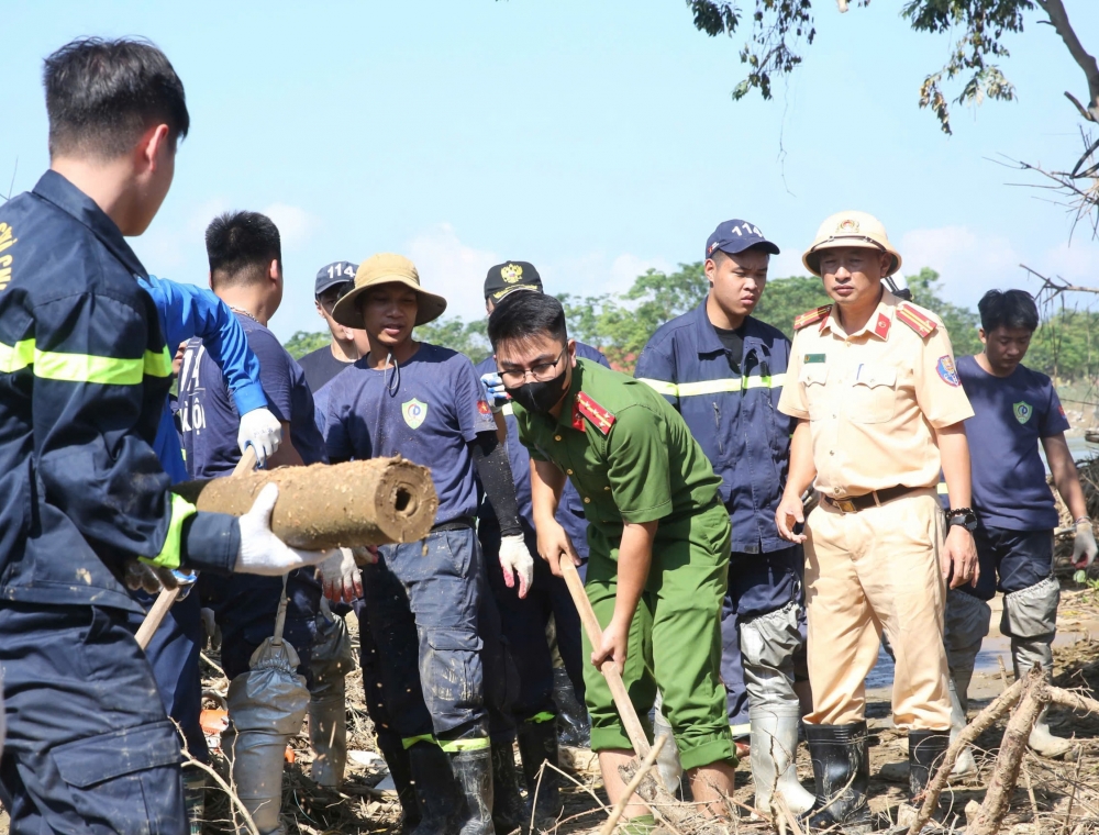 Công an Hà Nội tiếp tục huy động hàng trăm cán bộ giúp dân dọn dẹp sau lũ