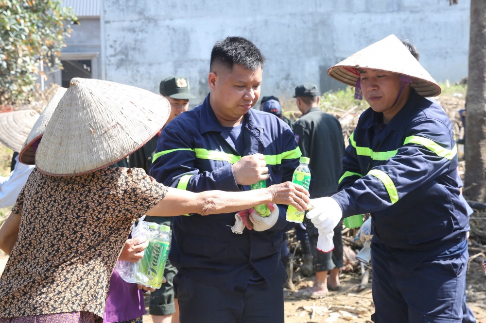 Công an Hà Nội tiếp tục huy động hàng trăm cán bộ giúp dân dọn dẹp sau lũ
