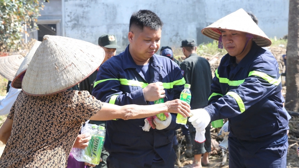 Công an Hà Nội tiếp tục huy động hàng trăm cán bộ giúp dân dọn dẹp sau lũ