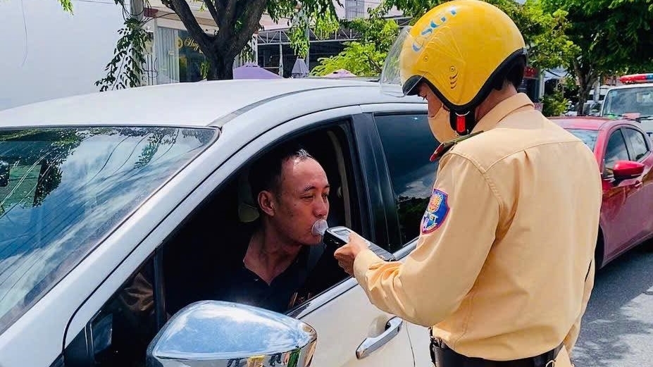 Cảnh sát giao thông tổng kiểm tra “ma men” lái xe trên đường