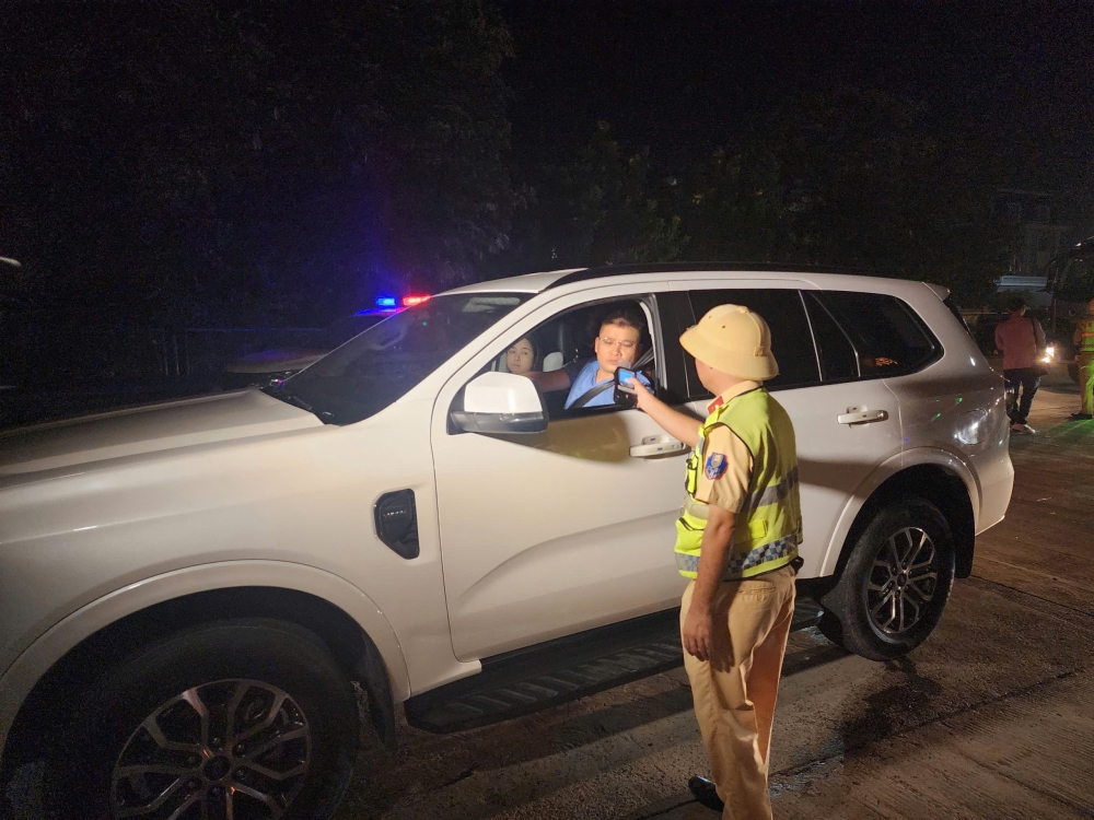 Vi phạm nồng độ cồn “kịch khung”, vẫn chở gia đình đi trên cao tốc