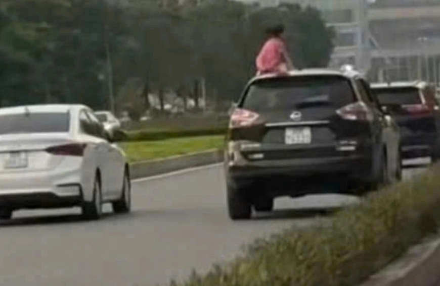 Án phạt cho người mẹ để con gái ngồi trên nóc ô tô chạy trên đường