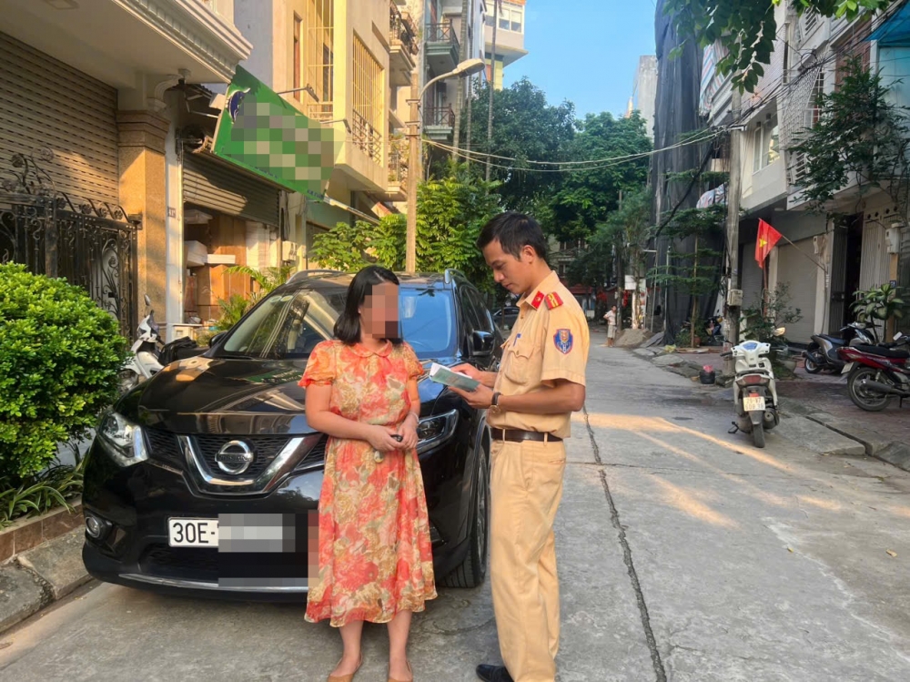 Án phạt cho người mẹ để con gái ngồi trên nóc ô tô chạy trên đường