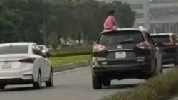 Án phạt cho người mẹ để con gái ngồi trên nóc ô tô chạy trên đường