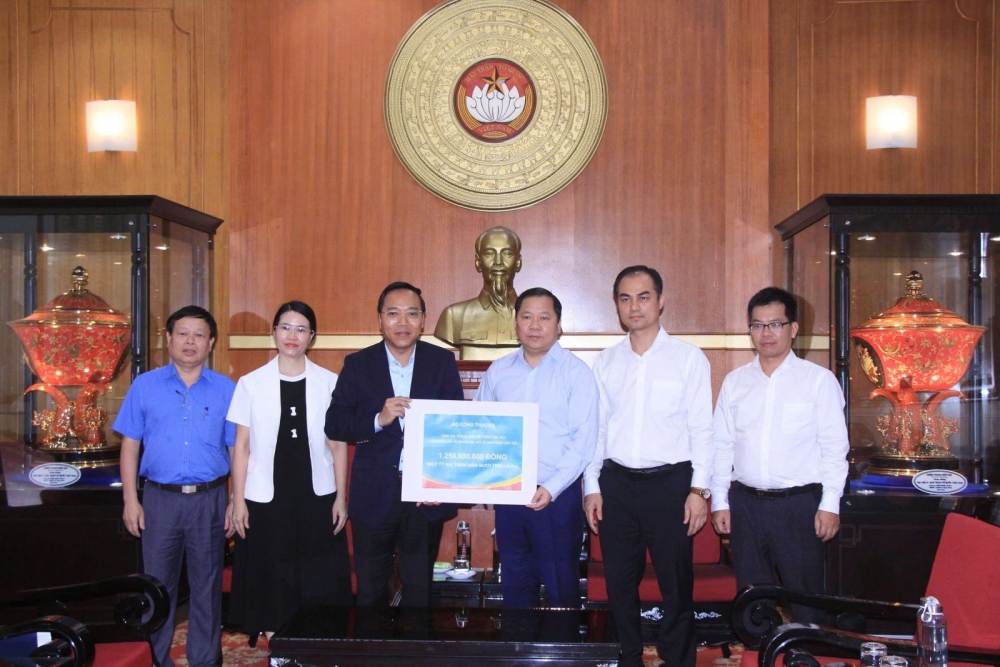 Bộ Công thương trao hơn 1,2 tỷ đồng ủng hộ đồng bào vùng lũ lụt