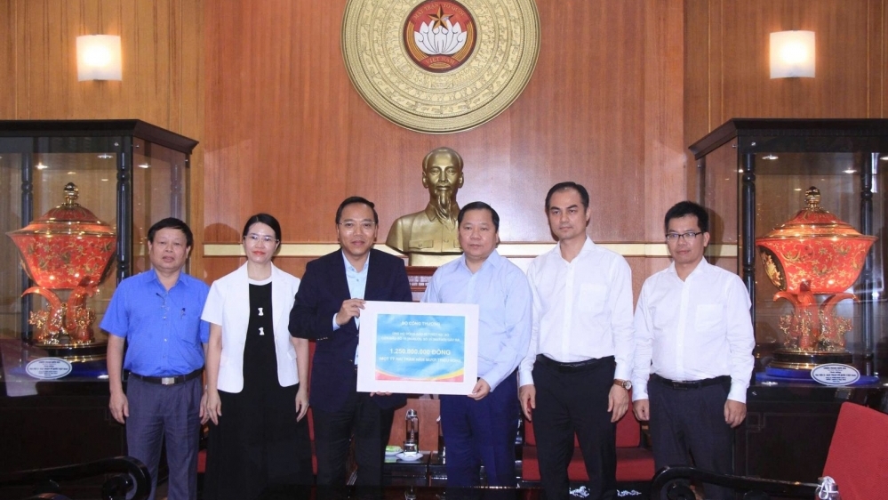 Bộ Công thương trao hơn 1,2 tỷ đồng ủng hộ đồng bào vùng lũ lụt