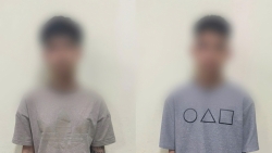 khoi to 2 doi tuong danh ep hoc sinh quy goi bo o duong roi quay clip dang tiktok