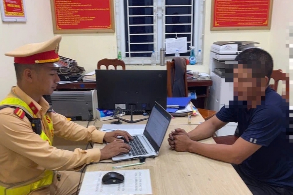 Tài xế xe đầu kéo chạy xe lạng lách, vượt đèn đỏ lại còn “phê” ma túy