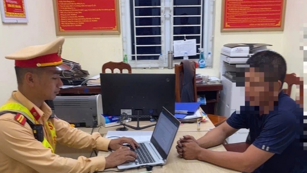 Tài xế xe đầu kéo chạy xe lạng lách, vượt đèn đỏ lại còn “phê” ma túy