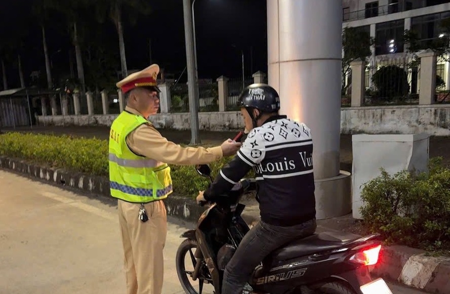 Hơn 3 tiếng xử lý hơn 2.000 “ma men” lái xe: Cục trưởng CSGT nói Hơn 3 tiếng xử lý hơn 2.000 “ma men” lái xe: Cục trưởng CSGT nói