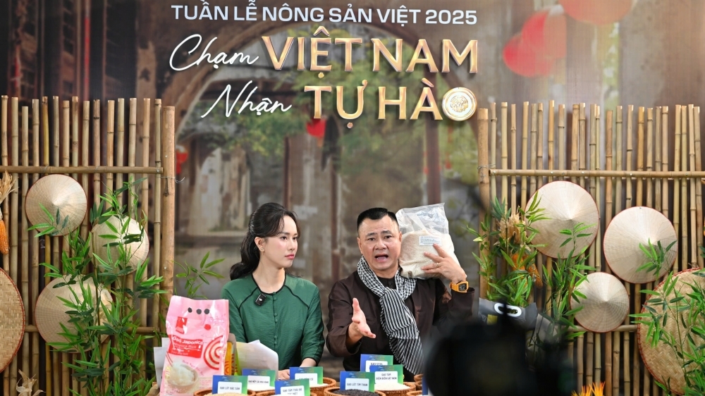 Chốt đơn gần 6 tấn gạo "ngon nhất thế giới" sau 2 giờ livestream của NSND Tự Long