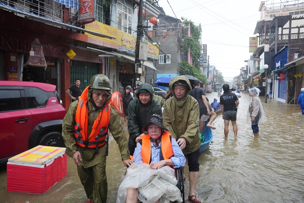 Thủ tướng: Bằng mọi biện pháp phải tiếp tế cho người dân tại những nơi bị cô lập do mưa lũ miền Trung