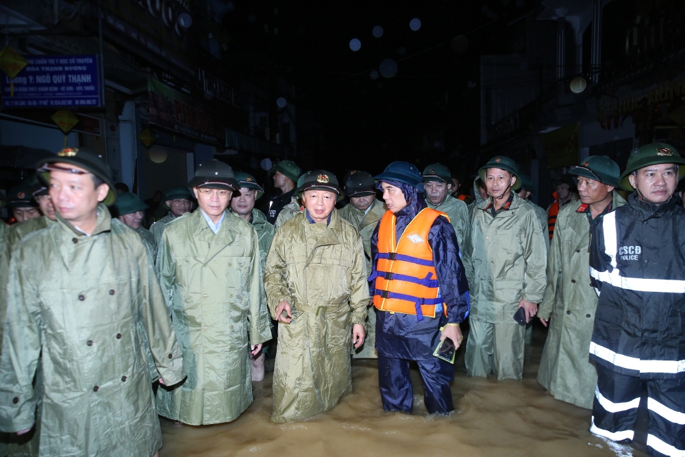 Thủ tướng: Bằng mọi biện pháp phải tiếp tế cho người dân tại những nơi bị cô lập do mưa lũ miền Trung