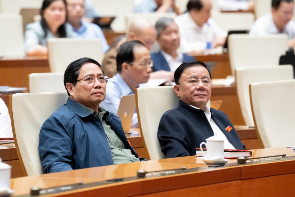 Cán bộ, công chức đi làm xa, làm nhiều việc hơn mà thu nhập không khá hơn