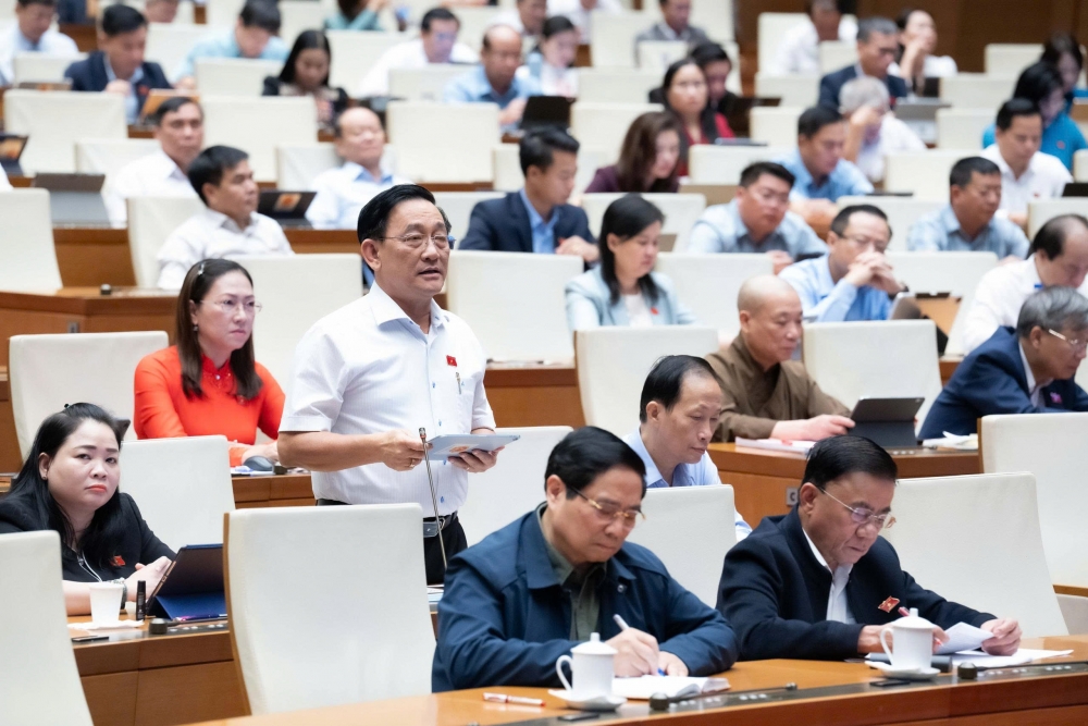 Cán bộ, công chức đi làm xa, làm nhiều việc hơn mà thu nhập không khá hơn