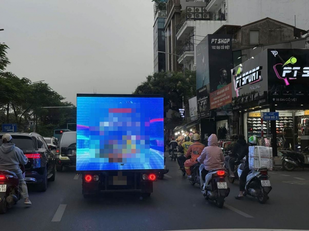 Cảnh sát xử lý công ty lắp màn hình Led lên thùng xe tải quảng cáo giữa đường