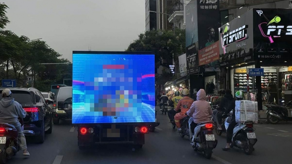 Cảnh sát xử lý công ty lắp màn hình Led lên thùng xe tải quảng cáo giữa đường